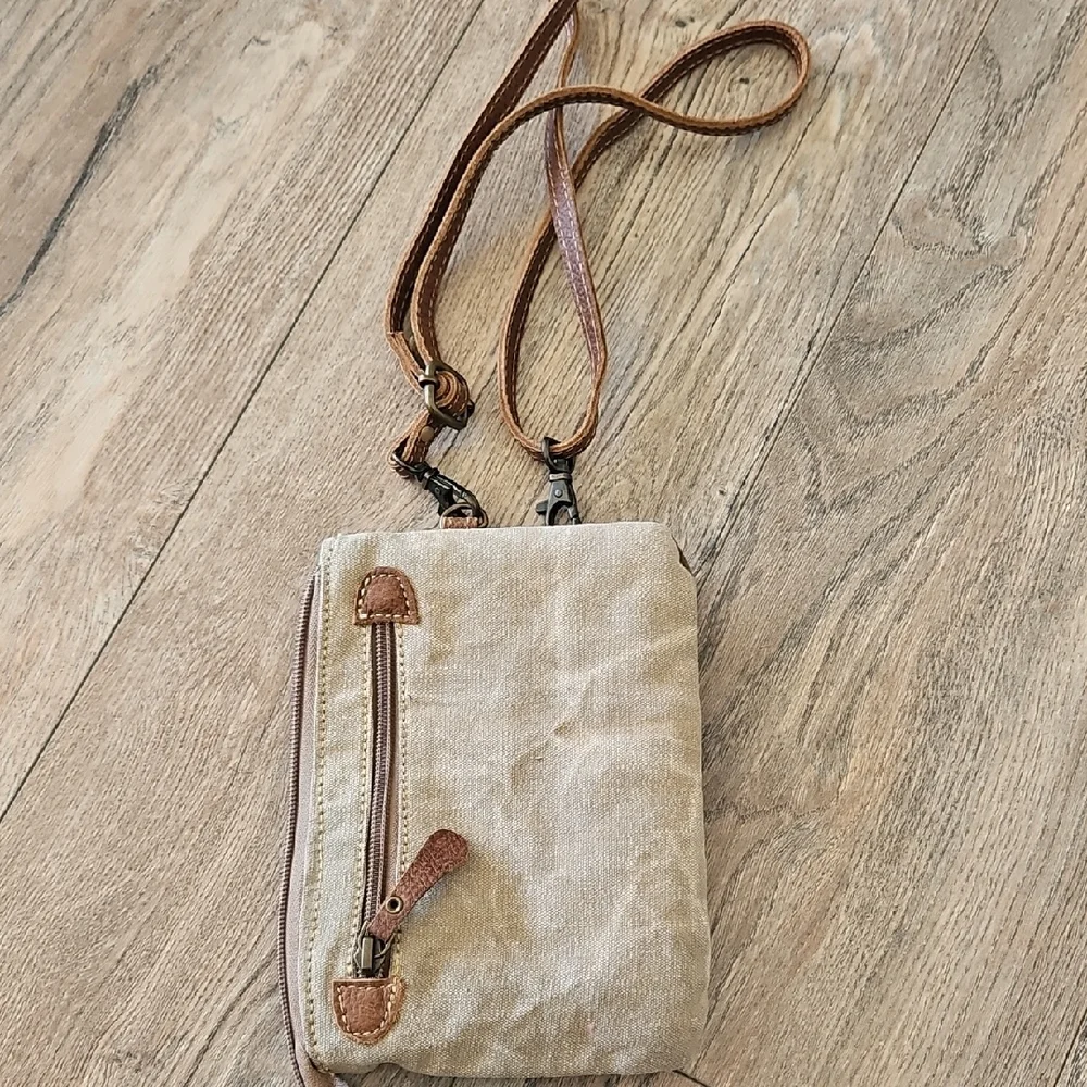 Vintage Style Tan and Brown Womens Crossbody Bag - Picture 4 of 5
